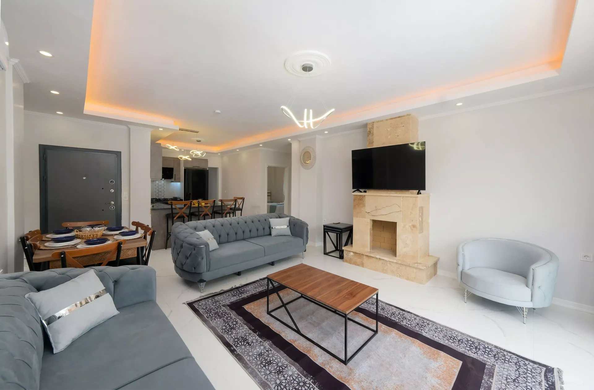 Villa oturma odası, şömine ve geniş oturma alanı
